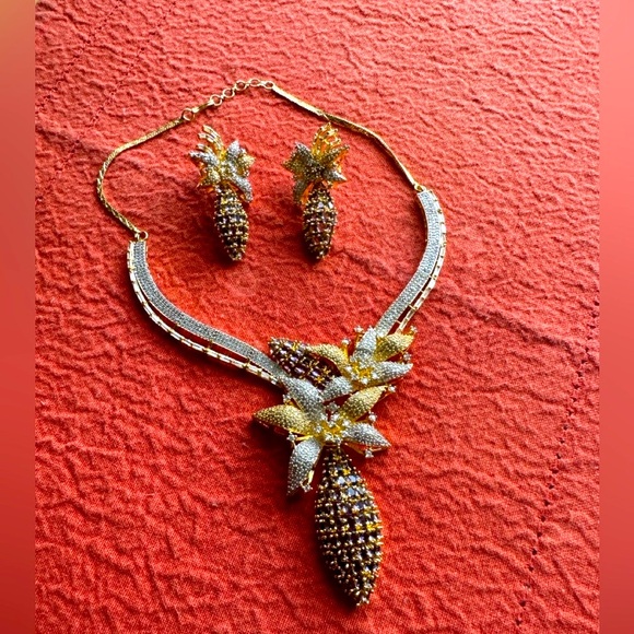 Sale‼️Luxurious Gold and Silver Floral Necklace Set - Picture 1 of 14